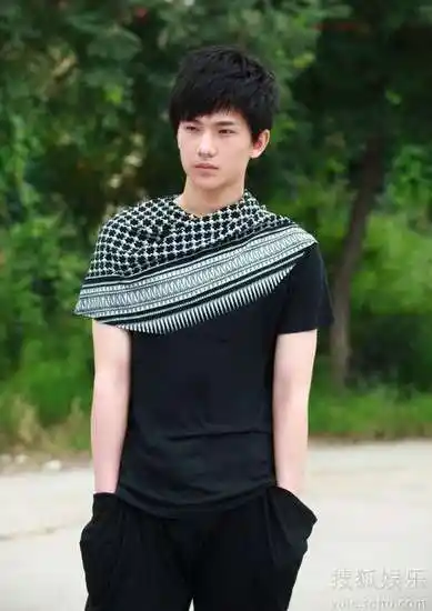 杨洋饰演美甲师宁浩