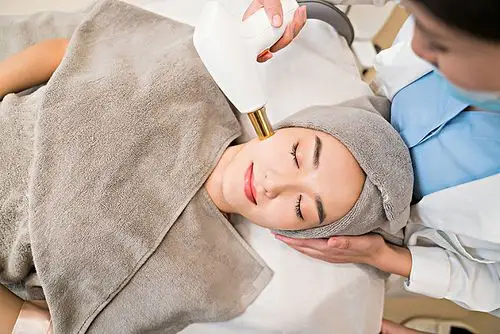 专业医生给年轻女子做美容_全景网