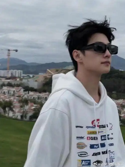 杨洋男大风#杨洋三亚日常照这满满的男大味道好让人着迷啊简单的穿搭