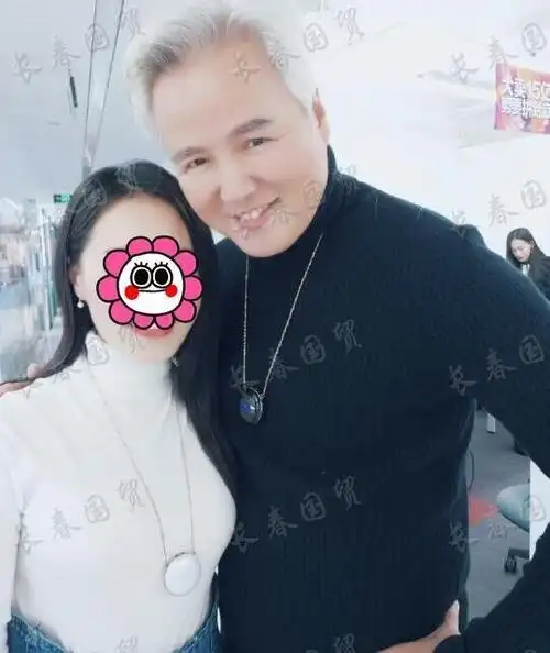 张庭老公与长发女子合影曝光,吻脸拥抱坐大腿,太亲密了吧_凤凰网