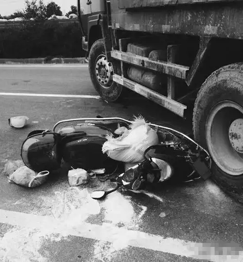 13岁女生遭渣土车碾压脑浆迸裂当场死亡