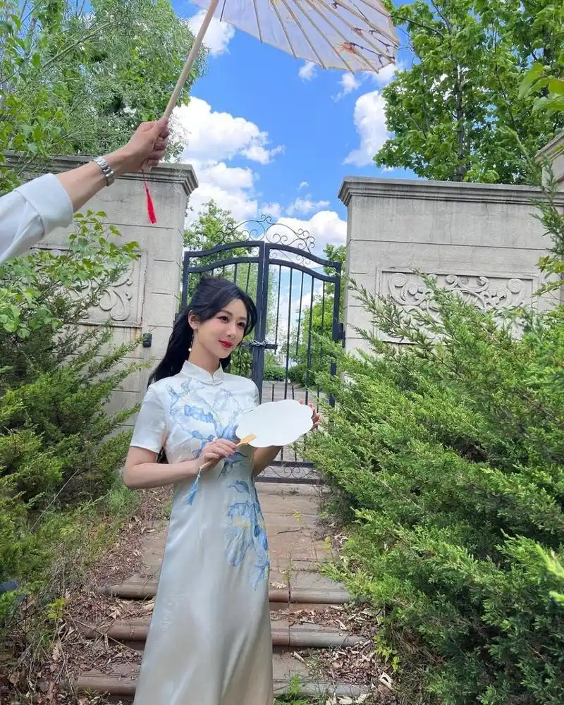 她撑着油纸伞,坐在岸边,太美了! #明星动态# #明星穿搭# #杨紫