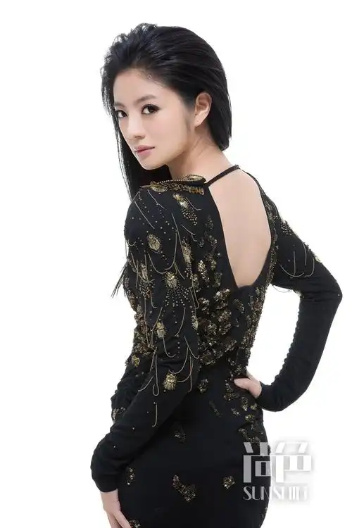 安以轩最新华美写真 小露香肩美背宛若女神