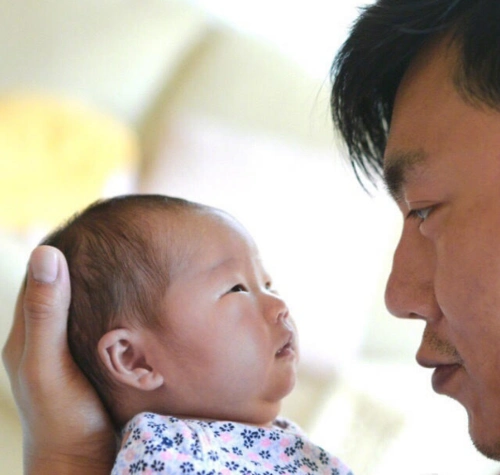 秦昊抱着女儿,画面有爱.