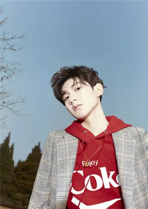 王源登五月刊封面 精致侧颜展完美下颌线