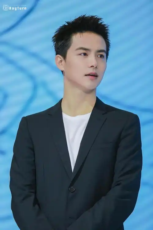 马天宇身穿黑色西装现身南京活动现场粉丝素质一目了然