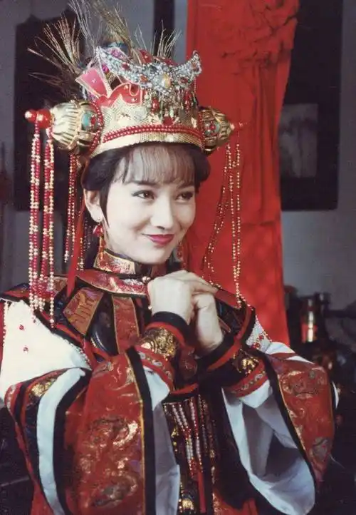 67岁赵雅芝古装造型生图曝光,面部松弛颈纹明显,与精修图判若两人