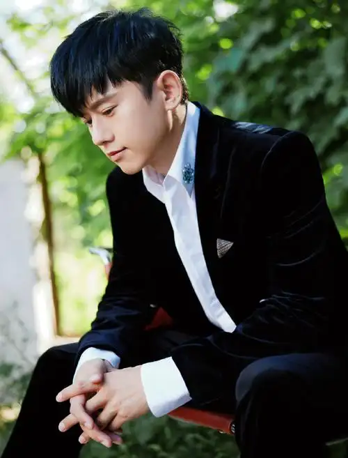 张杰黑色丝绒西装造型六宫格#又见帅气十足的杰哥,大家都在问国庆