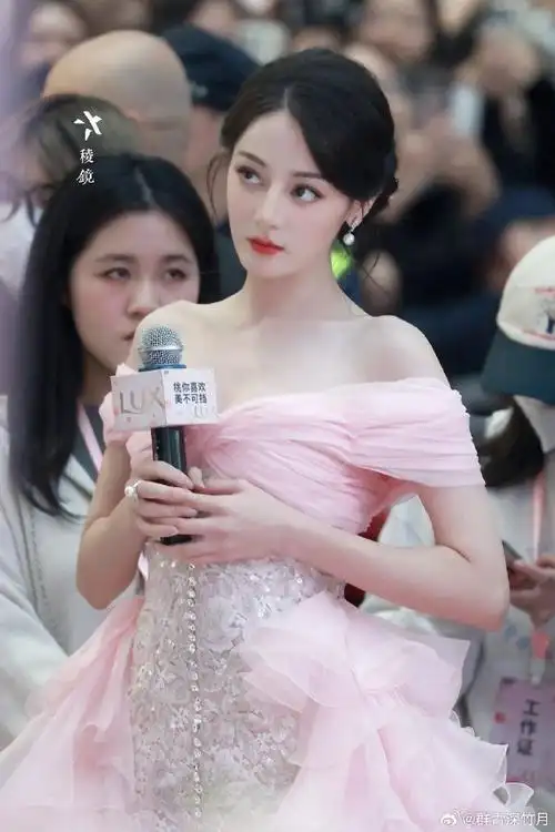 迪丽热巴粉色高定裙#迪丽热巴深圳活动路透9615是水蜜桃公主吧