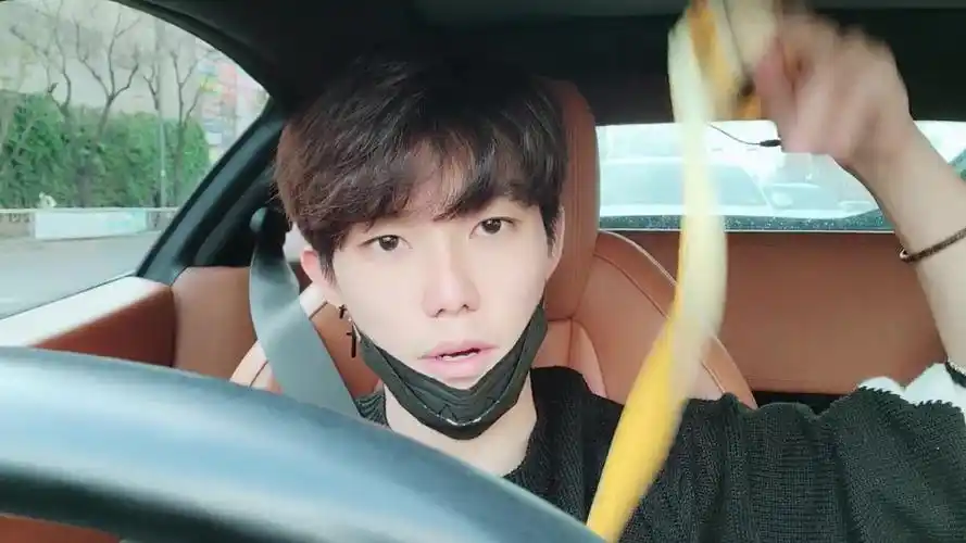 虎牙李俊_2020-04-27 16时1分法拉利 狗嘉宾 逛大学城_哔哩哔哩_bili