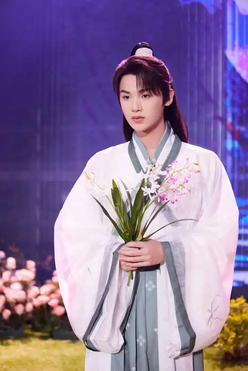 黄明昊《你好星期六》古风高马尾白衣造型好帅~白衣仙气飘飘今晚见!