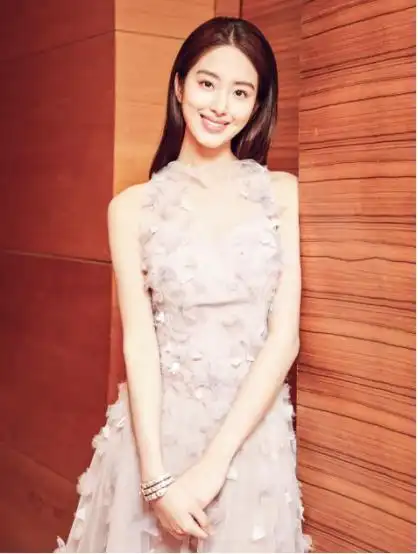 芳华女主杨采钰旧照被扒和娜扎是同学颜值惨遭娜扎碾压