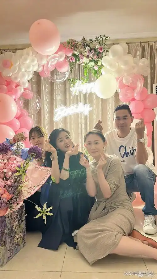 演员蒋欣便在个人社交平台分享了一组庆祝40岁生日的现场照,她还发文