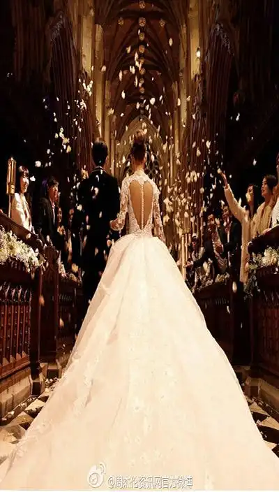 昆凌唯美婚纱背露爱心状