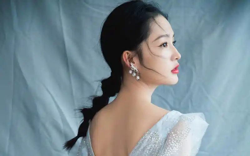 李沁黑白性感高清桌面壁纸_大陆明星_壁纸下载_美桌网