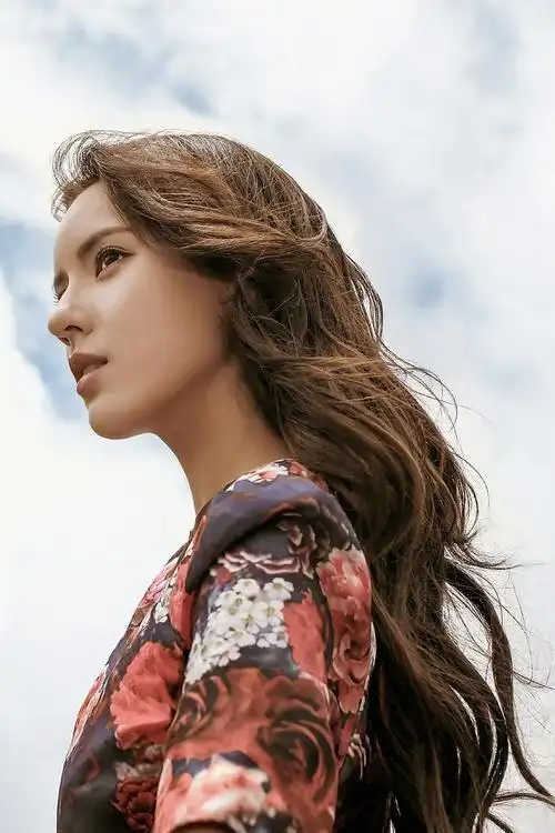 张予曦深邃的眼眸,高挺的鼻梁,像极了混血儿