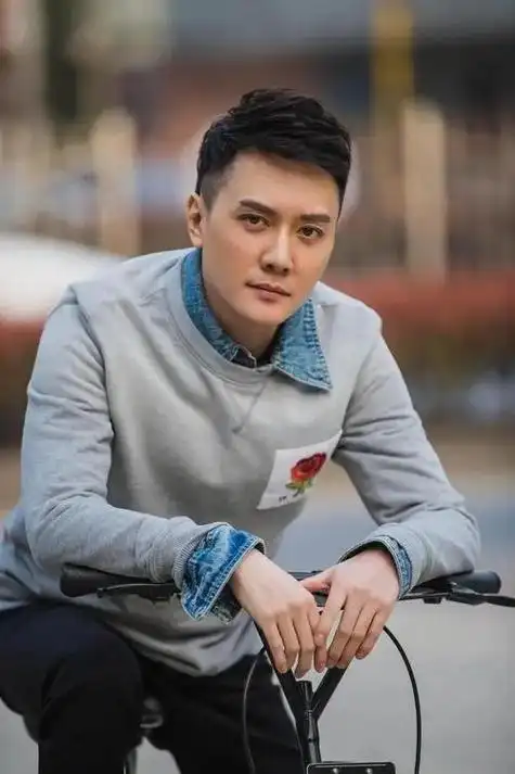 冯绍峰携子接机赵丽颖,一家三口互动有爱,曝冯妈送她豪宅求复婚