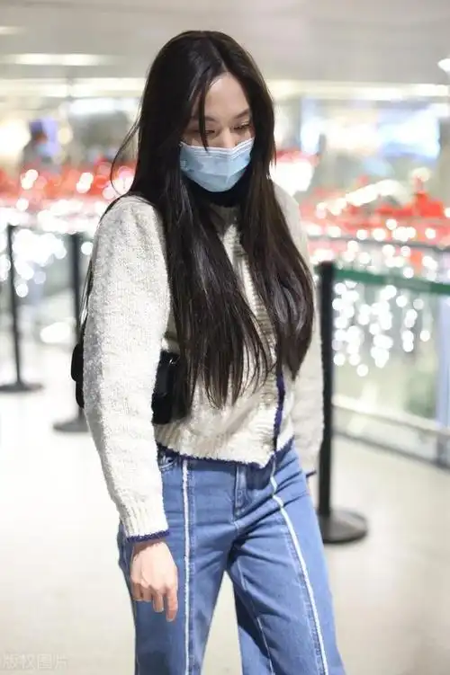 街拍王霏霏白色针织毛衣阔腿牛仔裤方头鞋优雅时尚