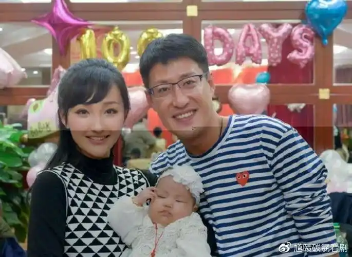 于震全家出游照曾因暴力与前妻离婚现娶小13岁娇妻备受宠爱