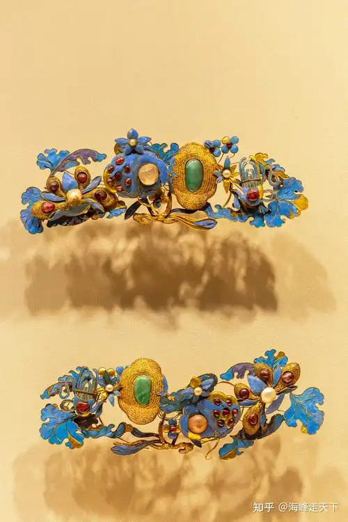 北京故宫珍宝馆·清代银镀金点翠嵌宝石花果纹簪,奢华,精美,价值连城