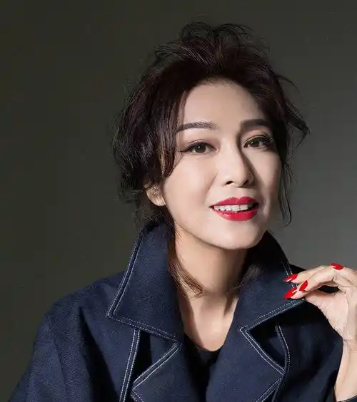 65岁米雪晒运动照,纯素颜古铜肌精力充沛,身材不输20岁少女_照片