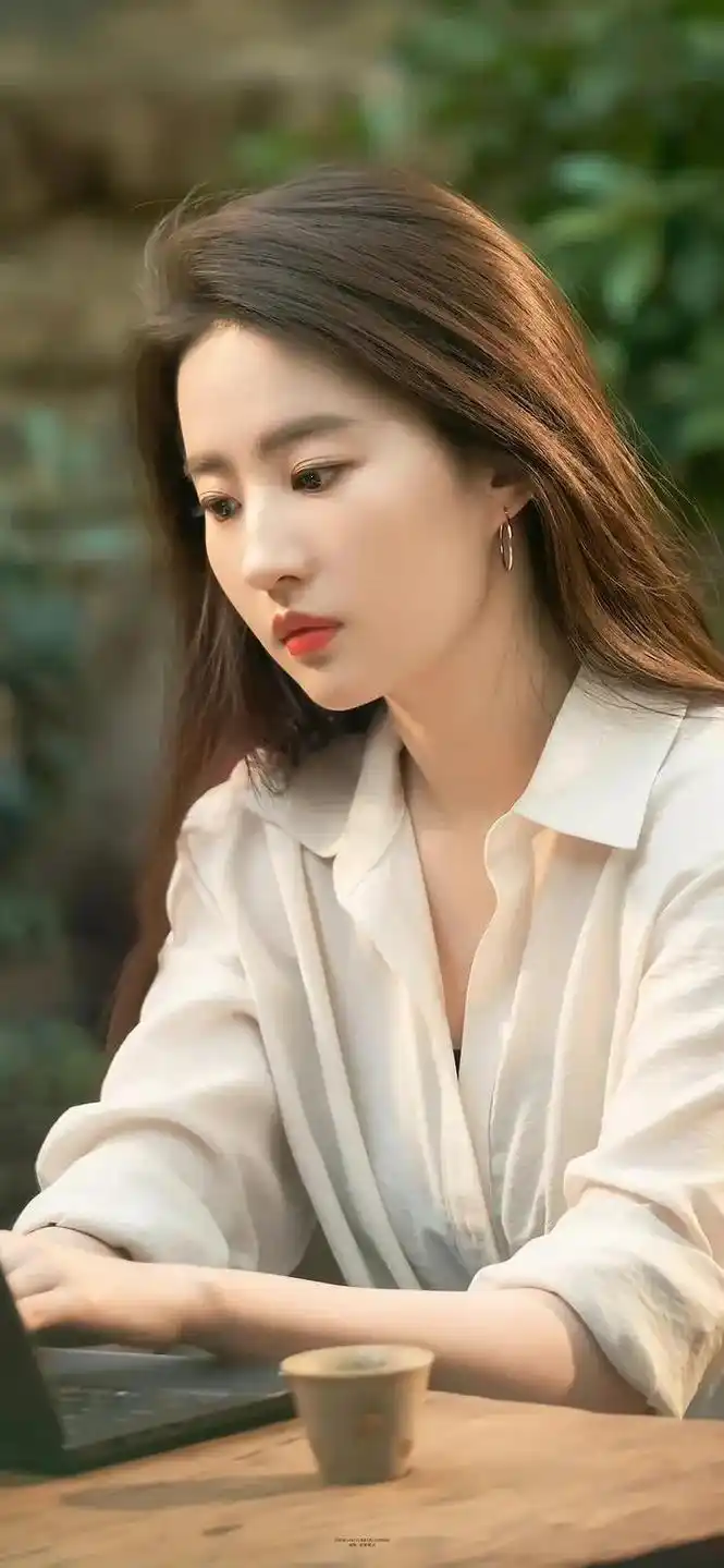 刘亦菲,1987年8月25日出生于湖北省武汉市,华语影视女演员,歌手