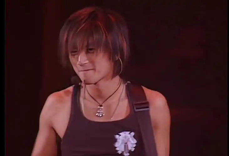 谢霆锋演唱会玩摇滚好嗨啊