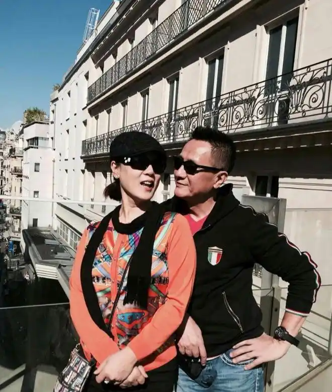 回顾张志坚:与初恋妻子双向奔赴30多年,62岁再翻红,今幸福美满