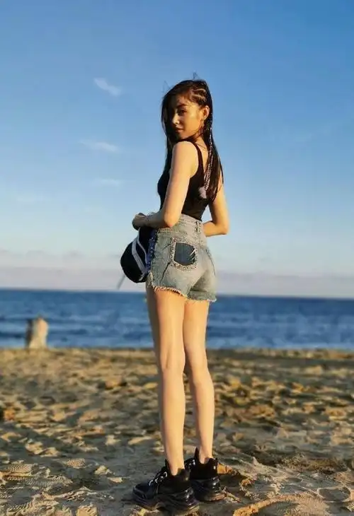 明星写真:张天爱吊带背心牛仔短裤海滩时尚美拍,修长美腿抢镜