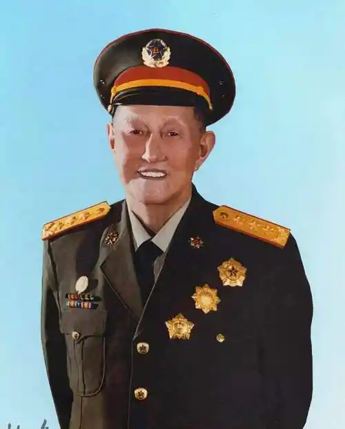 他在街上散步,突然被接回北京,军装还没穿,便被授予大将军