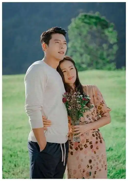 玄彬夫妇最新约会画面曝光,孙艺珍眼里只有丈夫,爱意满泻太甜了_明星