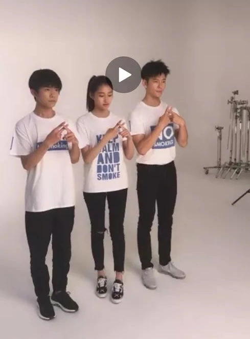 易烊千玺身高对比来了与吴京同台一目了然脚上还穿增高马丁靴