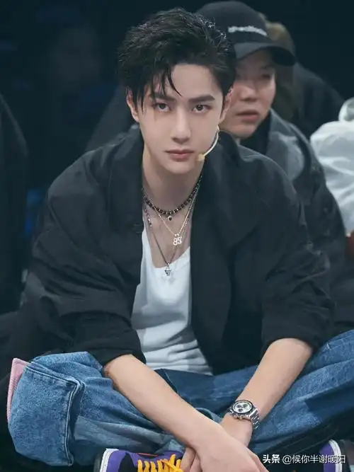 男明星黑衬衫才是最帅的!朱一龙一眼万年,王一博许凯让人太惊艳
