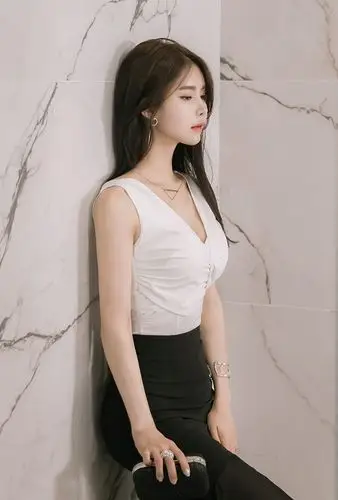 低胸装美女模特深沟性感美女图片