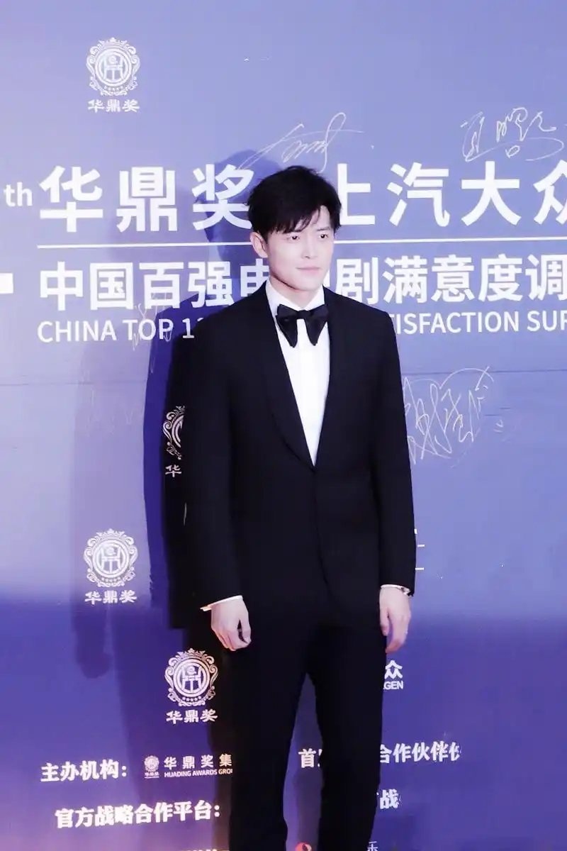 付辛博凭借电视剧《古剑奇谭2》中男主角乐无异一角,获第24届华鼎奖