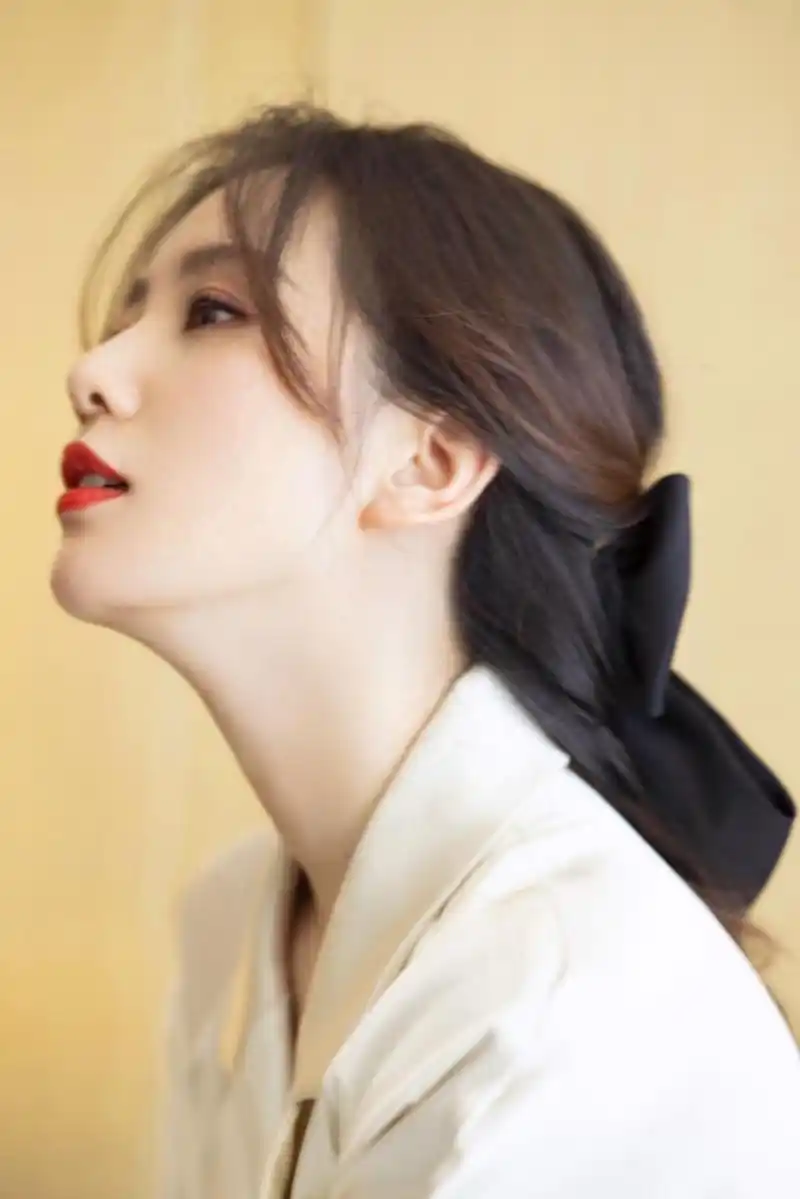 刘诗诗白色连衣裙气质优雅状态佳