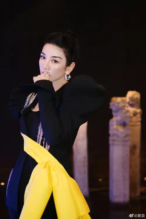 黄奕2米长拖地飘带西服##黄奕说今天的造型可两用还能擦地