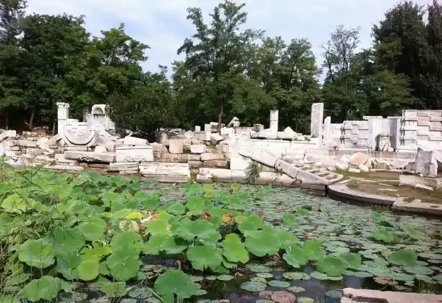 弘历增建了更多的御园:静宜园和紧挨圆明园东墙的长春园.