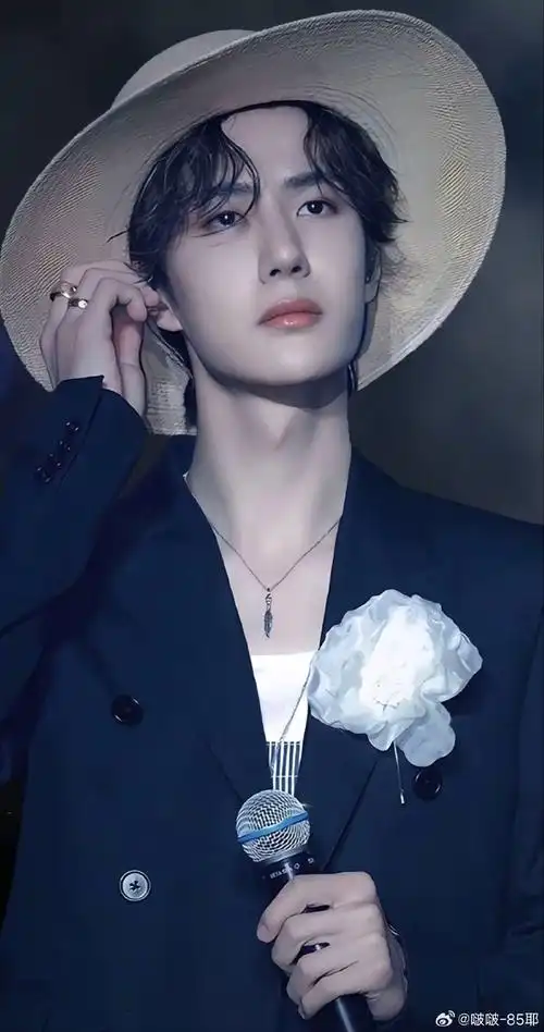 王一博巴黎奥运火炬手官宣##巴黎街头偶遇王一博散步##王一博##王