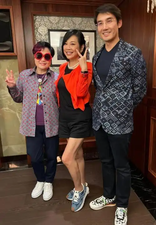 陈松伶夫妇回港大宴宾客小鲜肉老公体贴入微同框亮相身高抢镜