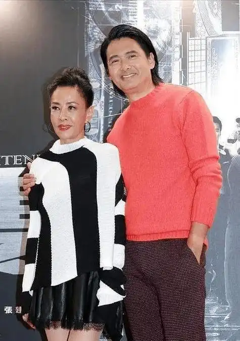 周润发夫妇线下公开露面,发哥仍风流倜傥,陈荟莲一股子农村味!