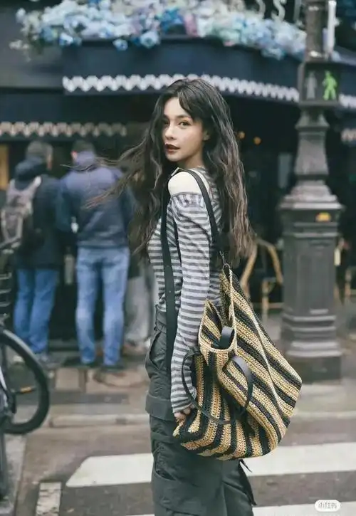 沈梦辰晒街拍条纹露肩上衣搭配黑色休闲长裙都市丽人出街