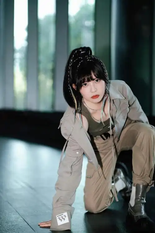 赖美云哔哩哔哩向前冲高马尾搭工装造型写真扎麻花辫超减龄