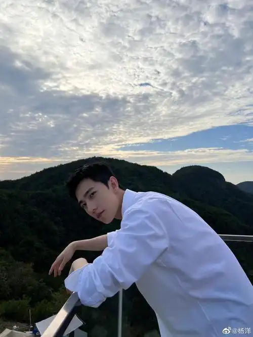 杨洋白衬衫随拍plog清清爽爽大帅哥帅到极致想短暂做个梦