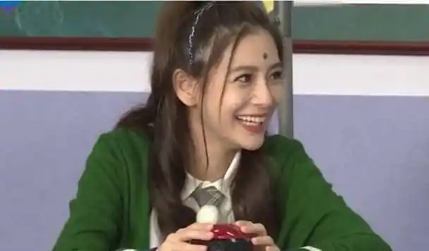 baby关晓彤同时扮学生,两人坐姿大不同,网友:结过婚就是不一样_杨颖