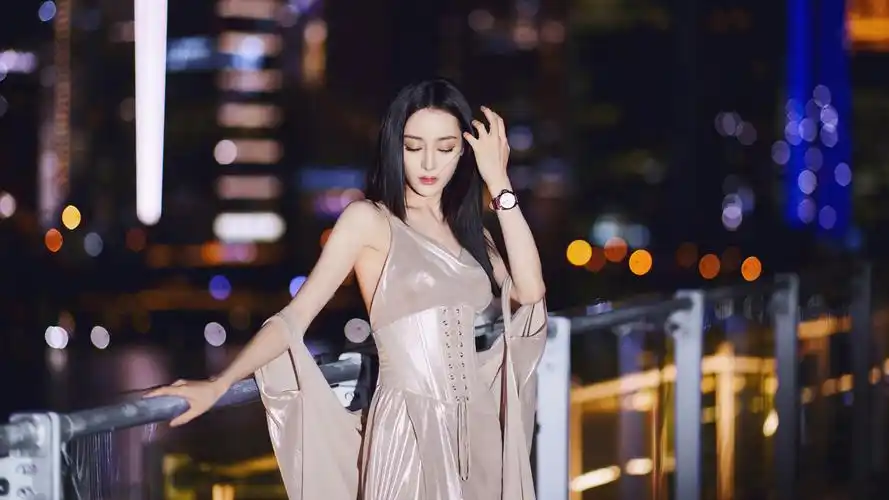 迪丽热巴香槟色未来感长裙美女壁纸高清大图预览1920x1080_美女壁纸