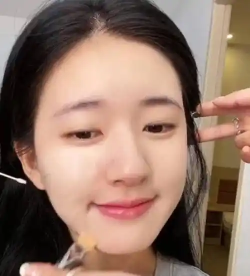 赵露思素颜视频被疯传,无美颜镜头下怼脸拍,这皮肤状态看愣我了