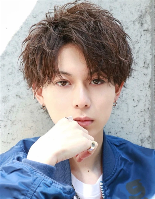 中分定位烫短发,这款男生烫发简单大方好打理,非常帅气有型.