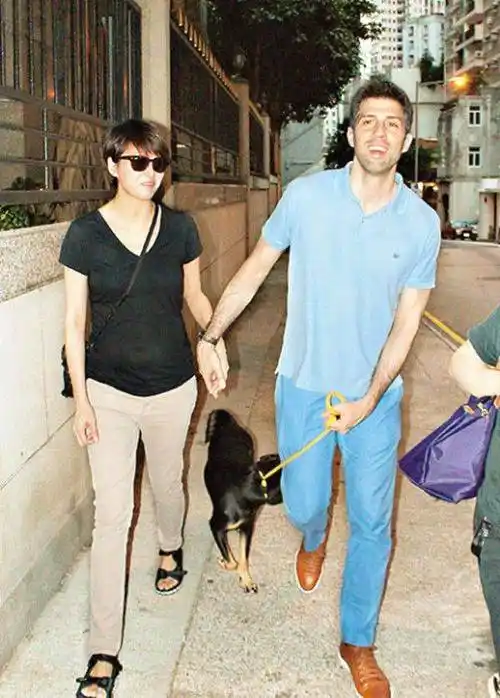 梁咏琪携外籍男友同框黄发粉衫走甜美风7岁女儿超可爱