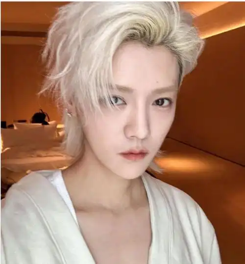 45岁邓超泳池抱着34岁鹿晗,黄头发马尾辫亮眼了:像抱了个大姑娘